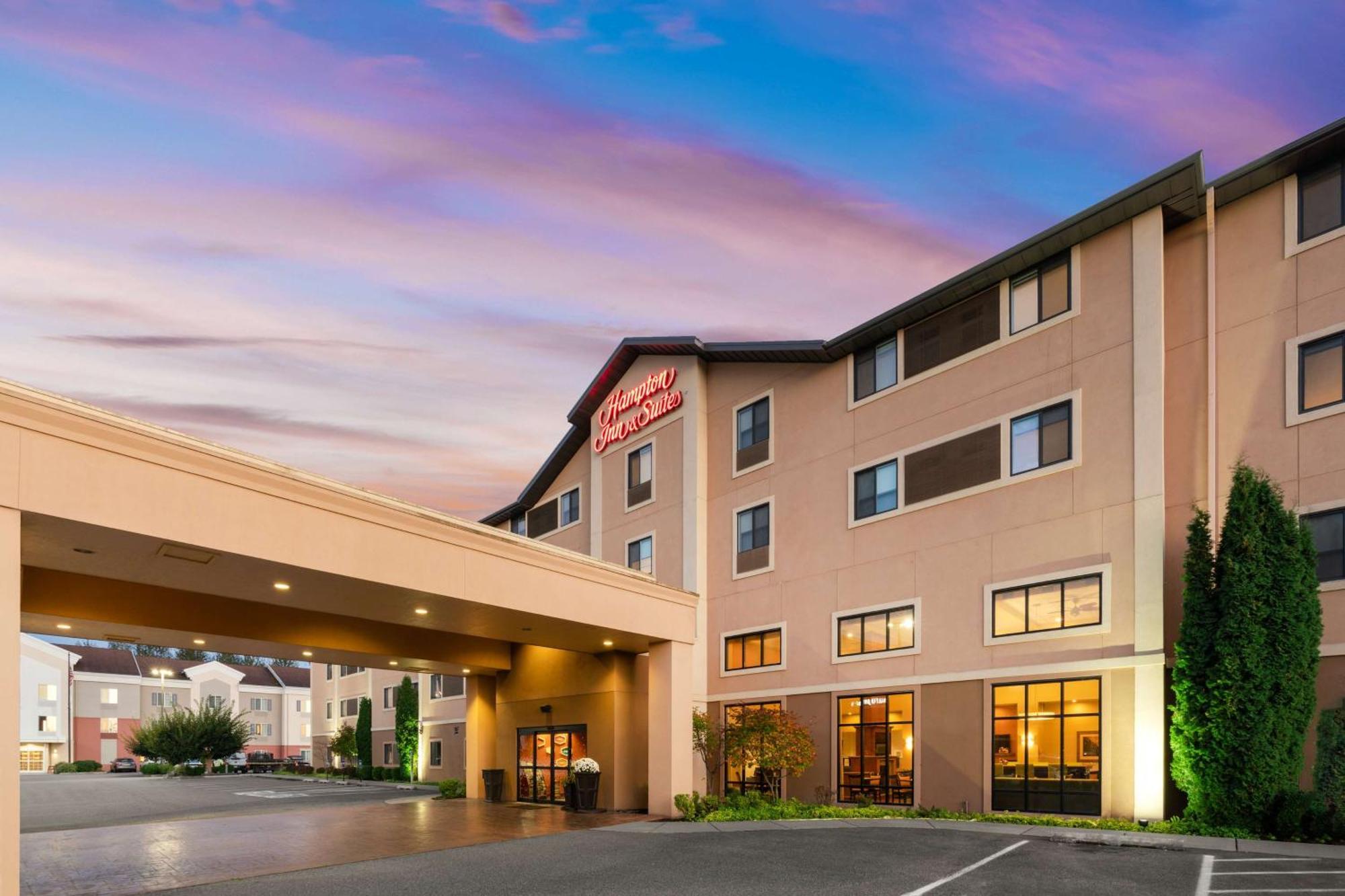 Hampton Inn & Suites Burlington Exterior photo