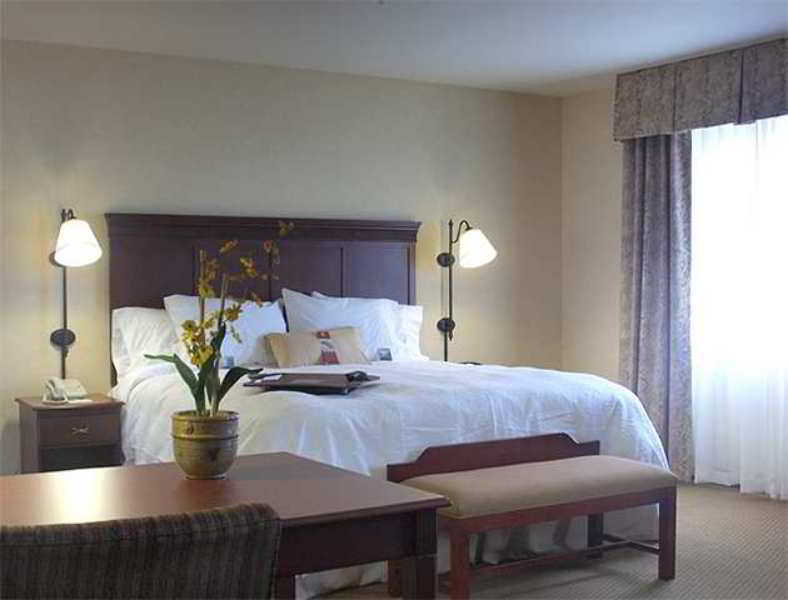 Hampton Inn & Suites Burlington Room photo